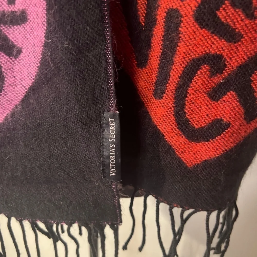 VICTORIAS SECRET SCARF PINK & BLACK LOVE VICTORIA WINTER ANGEL